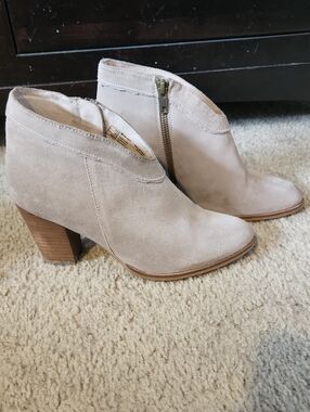 Ariat Unbridled Taupe Suede Low Dipped Ankle Booties 8.5